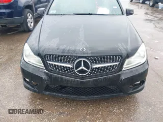 2011 Mercedes-Benz C 300 Sport z VIN WDDGF8BB8BR159377, wystawiony jako IAAI lot #41894005 z przebiegiem 156 394 mil mil oraz . Historia ofert i sprzedaży dostępna na DreamBid. Obrazek 6.