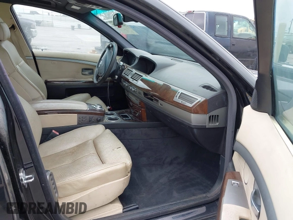 2006 BMW 7 Series 750i z VIN WBAHL83596DT01154, wystawiony jako IAAI lot #42353117 z przebiegiem 129 771 mil mil oraz . Historia ofert i sprzedaży dostępna na DreamBid. Obrazek 5.