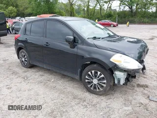 2008 Nissan Versa S z VIN 3N1BC13E08L431985, wystawiony jako IAAI lot #42128766 z przebiegiem 214 782 mil mil oraz . Historia ofert i sprzedaży dostępna na DreamBid. Obrazek 1.