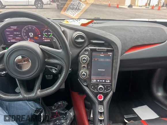 2018 McLaren 720S z VIN SBM14DCAXJW002364, wystawiony jako Copart lot #55175295 z przebiegiem 22 800 mil mil oraz Tytuł czysty. Historia ofert i sprzedaży dostępna na DreamBid. Obrazek 9.
