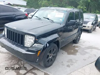 2009 Jeep Liberty Sport z VIN 1J8GP28K49W527859, wystawiony jako IAAI lot #42303957 z przebiegiem 288 873 mil mil oraz . Historia ofert i sprzedaży dostępna na DreamBid. Obrazek 2.