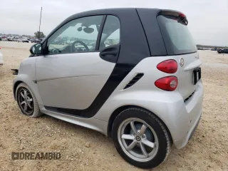 2015 Smart fortwo Passion z VIN WMEEJ3BA2FK815423, wystawiony jako Copart lot #42573045 z przebiegiem 11 588 mil mil oraz Szkoda całkowita • Salvage title. Historia ofert i sprzedaży dostępna na DreamBid. Obrazek 2.