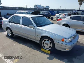 1998 Volvo S90 z VIN YV1KS9609W1138227, wystawiony jako IAAI lot #42150838 z przebiegiem 109 521 mil mil oraz . Historia ofert i sprzedaży dostępna na DreamBid. Obrazek 1.
