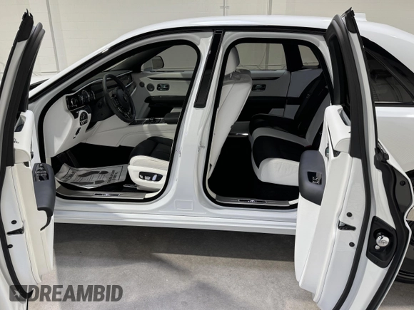 2022 Rolls-Royce Ghost Black Badge z VIN SCATD6C09NU209759, wystawiony jako IAAI lot #42301155 z przebiegiem 5631 mil mil oraz . Historia ofert i sprzedaży dostępna na DreamBid. Obrazek 17.
