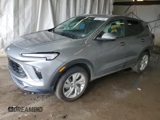 2025 Buick Encore GX Preferred с VIN KL4AMCSL8SB052818, выставлен на аукционе Copart как лот 63431465 с пробегом 2 200 миль миль и Списание • Salvage title. История ставок и продаж доступна на DreamBid. Изображение 1.