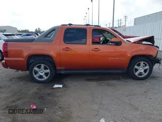 2008 Chevrolet Avalanche LTZ z VIN 3GNEC12J48G216702, wystawiony jako IAAI lot #41753596 z przebiegiem 299 925 mil mil oraz . Historia ofert i sprzedaży dostępna na DreamBid. Obrazek 14.