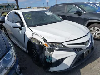 2020 Toyota Camry SE z VIN 4T1G11AK3LU312906, wystawiony jako IAAI lot #42370015 z przebiegiem 67 382 mil mil oraz . Historia ofert i sprzedaży dostępna na DreamBid. Obrazek 1.