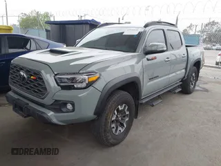 2023 Toyota Tacoma SR z VIN 3TMCZ5AN1PM602567, wystawiony jako IAAI lot #42355648 z przebiegiem 32 472 mil mil oraz . Historia ofert i sprzedaży dostępna na DreamBid. Obrazek 2.