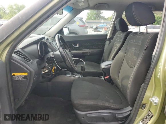 2013 Kia Soul + z VIN KNDJT2A61D7590104, wystawiony jako Copart lot #54177485 z przebiegiem 300 317 mil mil oraz Szkoda całkowita • Salvage title. Historia ofert i sprzedaży dostępna na DreamBid. Obrazek 7.
