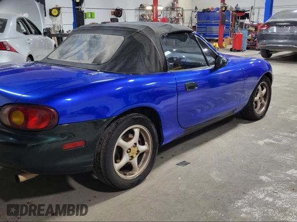 1999 Mazda MX-5 Miata z VIN JM1NB3536X0121095, wystawiony jako IAAI lot #42138447 z przebiegiem 146 636 mil mil oraz . Historia ofert i sprzedaży dostępna na DreamBid. Obrazek 4.