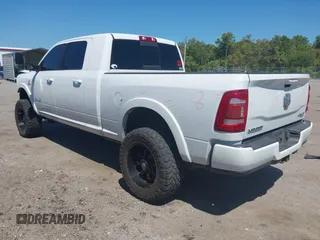 2019 Ram 2500 Laramie z VIN 3C6UR5NL2KG718789, wystawiony jako IAAI lot #42046325 z przebiegiem 54 965 mil mil oraz . Historia ofert i sprzedaży dostępna na DreamBid. Obrazek 3.