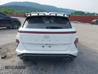 2025 Hyundai Kona с VIN KM8HBCA39SU190377, выставлен на аукционе IAAI как лот 42422763 с пробегом 3 131 миль миль и . История ставок и продаж доступна на DreamBid. Изображение 16.