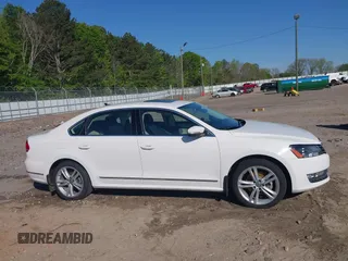 2015 Volkswagen Passat SE с VIN 1VWBV7A33FC060015, выставлен на аукционе IAAI как лот 42039292 с пробегом 52 110 миль миль и . История ставок и продаж доступна на DreamBid. Изображение 13.