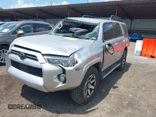 2020 Toyota 4Runner SR5 with VIN JTEBU5JR6L5807164, listed as a IAAI auction lot 42687254 with 127,825 mi miles and . Bid and sale history available at DreamBid. Image 18.