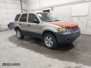 2005 Ford Escape XLT with VIN 1FMYU93135KA70647, listed as a IAAI auction lot 41740901 with 219,117 mi miles. Bid and sale history available at carsss.com. Image 1.