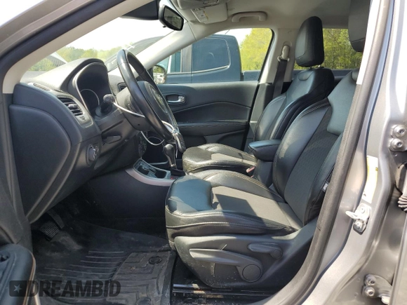 2020 Jeep Compass Latitude z VIN 3C4NJDBB3LT100870, wystawiony jako Copart lot #55840125 z przebiegiem 58 999 mil mil oraz Szkoda całkowita • Salvage title. Historia ofert i sprzedaży dostępna na DreamBid. Obrazek 7.