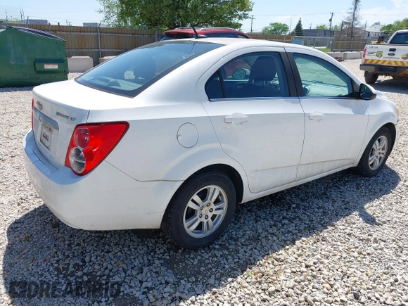 2012 Chevrolet Sonic LT z VIN 1G1JC5SH8C4176795, wystawiony jako IAAI lot #42291906 z przebiegiem Nie podano mil oraz . Historia ofert i sprzedaży dostępna na DreamBid. Obrazek 4.