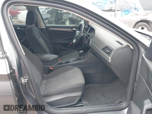 2020 Volkswagen Jetta S z VIN 3VWCB7BU7LM030563, wystawiony jako IAAI lot #42136203 z przebiegiem 52 649 mil mil oraz . Historia ofert i sprzedaży dostępna na DreamBid. Obrazek 5.
