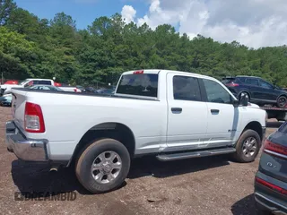 2024 Ram 2500 Big Horn z VIN 3C6UR5DJ4RG354840, wystawiony jako IAAI lot #42509658 z przebiegiem Nie podano mil oraz . Historia ofert i sprzedaży dostępna na DreamBid. Obrazek 13.