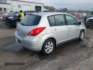 2007 Nissan Versa S z VIN 3N1BC13E47L369909, wystawiony jako IAAI lot #41831330 z przebiegiem 115 767 mil mil oraz . Historia ofert i sprzedaży dostępna na DreamBid. Obrazek 4.