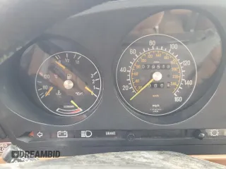 1984 Mercedes-Benz 380 SL z VIN WDBBA45A5EA009369, wystawiony jako Copart lot #74363674 z przebiegiem 79 513 mil mil oraz Szkoda całkowita • Salvage title. Historia ofert i sprzedaży dostępna na DreamBid. Obrazek 9.