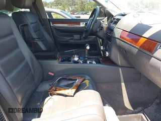 2004 Volkswagen Touareg z VIN WVGBC67L74D017200, wystawiony jako IAAI lot #42305070 z przebiegiem Nie podano mil oraz . Historia ofert i sprzedaży dostępna na DreamBid. Obrazek 5.