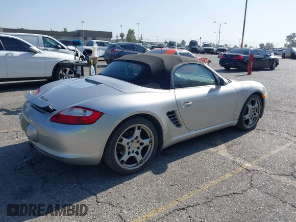 2007 Porsche Boxster z VIN WP0CA29837U710558, wystawiony jako IAAI lot #42506943 z przebiegiem 129 446 mil mil oraz . Historia ofert i sprzedaży dostępna na DreamBid. Obrazek 4.