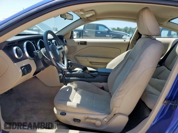 2005 Ford Mustang Deluxe z VIN 1ZVFT80N255187566, wystawiony jako Copart lot #58336465 z przebiegiem 161 139 mil mil oraz Czysty tytuł • Clean title. Historia ofert i sprzedaży dostępna na DreamBid. Obrazek 7.