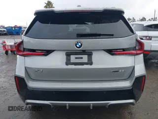 2023 BMW X1 xDrive28i z VIN WBX73EF02P5X48940, wystawiony jako IAAI lot #41528706 z przebiegiem 10 683 mil mil oraz . Historia ofert i sprzedaży dostępna na DreamBid. Obrazek 16.