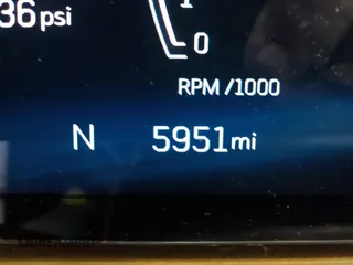 2024 Cadillac XT4 AWD Premium Luxury z VIN 1GYFZDR47RF206465, wystawiony jako IAAI lot #42562562 z przebiegiem 5 951 mil mil oraz . Historia ofert i sprzedaży dostępna na DreamBid. Obrazek 16.