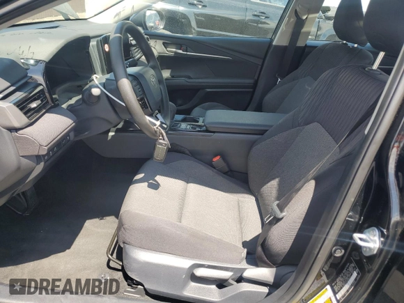 2025 Toyota Camry LE z VIN 4T1DAACK1SU566211, wystawiony jako Copart lot #60245455 z przebiegiem 9 223 mil mil oraz Czysty tytuł • Clean title. Historia ofert i sprzedaży dostępna na DreamBid. Obrazek 7.