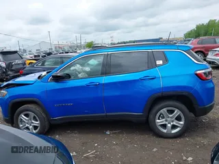2023 Jeep Compass Latitude z VIN 3C4NJDBN6PT513561, wystawiony jako IAAI lot #42344712 z przebiegiem 4 873 mil mil oraz . Historia ofert i sprzedaży dostępna na DreamBid. Obrazek 14.