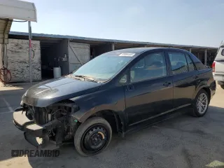 2010 Nissan Versa S z VIN 3N1BC1AP5AL360227, wystawiony jako Copart lot #55966485 z przebiegiem 197 936 mil mil oraz Szkoda całkowita • Salvage title. Historia ofert i sprzedaży dostępna na DreamBid. Obrazek 1.