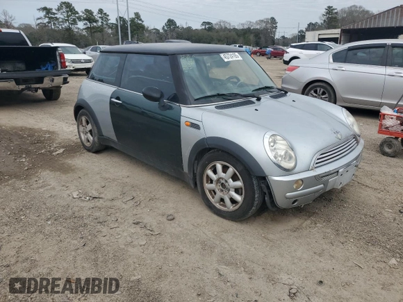 2004 MINI Hardtop with VIN WMWRC33424TJ63121, listed as a Copart auction lot 45724105 with 215,449 mi miles and Salvage Title. Bid and sale history available at DreamBid. Image 4.