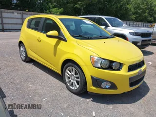 2016 Chevrolet Sonic LT z VIN 1G1JC6SH1G4117454, wystawiony jako IAAI lot #42683873 z przebiegiem 165 630 mil mil oraz . Historia ofert i sprzedaży dostępna na DreamBid. Obrazek 1.