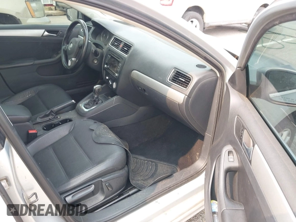 2013 Volkswagen Jetta SE z VIN 3VWDP7AJ0DM365243, wystawiony jako IAAI lot #42400011 z przebiegiem 191 746 mil mil oraz . Historia ofert i sprzedaży dostępna na DreamBid. Obrazek 5.