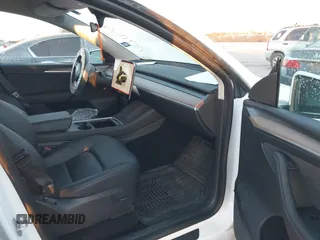 2023 Tesla Model Y Long Range z VIN 7SAYGDEE6PA061228, wystawiony jako IAAI lot #41371547 z przebiegiem 25 121 mil mil oraz . Historia ofert i sprzedaży dostępna na DreamBid. Obrazek 5.