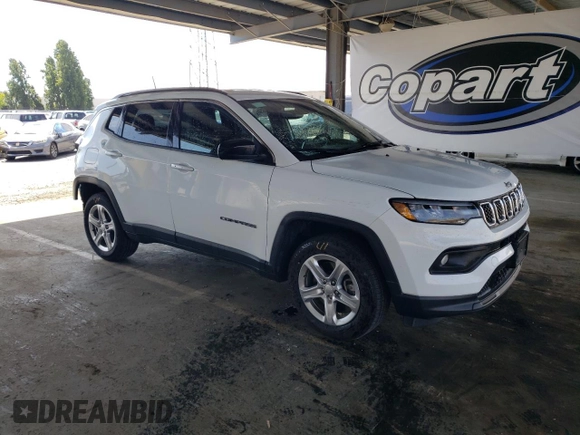 2023 Jeep Compass Latitude z VIN 3C4NJDBN0PT561850, wystawiony jako Copart lot #60563465 z przebiegiem 50 881 mil mil oraz Czysty tytuł • Clean title. Historia ofert i sprzedaży dostępna na DreamBid. Obrazek 4.