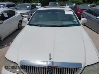 2004 Lincoln Town Car Ultimate z VIN 1LNHM83W04Y602034, wystawiony jako IAAI lot #42262561 z przebiegiem Nie podano mil oraz . Historia ofert i sprzedaży dostępna na DreamBid. Obrazek 6.