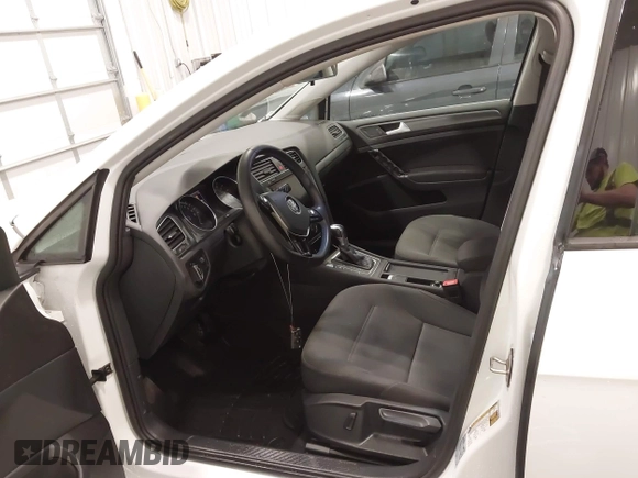 2019 Volkswagen Golf SE z VIN WVWKR7AU2KW907826, wystawiony jako IAAI lot #42030754 z przebiegiem 34 608 mil mil oraz . Historia ofert i sprzedaży dostępna na DreamBid. Obrazek 5.