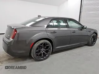 2020 Chrysler 300 S z VIN 2C3CCABG8LH131377, wystawiony jako Copart lot #56373215 z przebiegiem 3 584 mil mil oraz Czysty tytuł • Clean title. Historia ofert i sprzedaży dostępna na DreamBid. Obrazek 3.