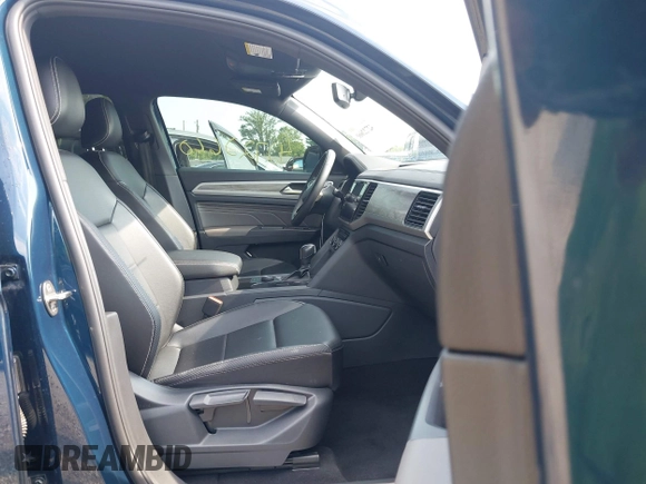 2022 Volkswagen Atlas SE z VIN 1V2HE2CA7NC211835, wystawiony jako IAAI lot #42722660 z przebiegiem 56 112 mil mil oraz . Historia ofert i sprzedaży dostępna na DreamBid. Obrazek 5.