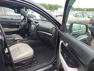 2014 Kia Sorento SX z VIN 5XYKWDA7XEG485405, wystawiony jako IAAI lot #42312938 z przebiegiem 169 728 mil mil oraz . Historia ofert i sprzedaży dostępna na DreamBid. Obrazek 5.