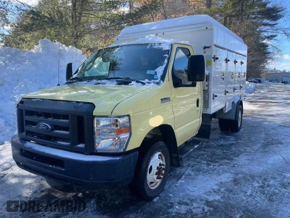 2019 Ford Econoline Commercial z VIN 1FDXE4FS5KDC52270, wystawiony jako Copart lot #46290955 z przebiegiem 104 046 mil mil oraz Tytuł czysty. Historia ofert i sprzedaży dostępna na DreamBid. Obrazek 2.