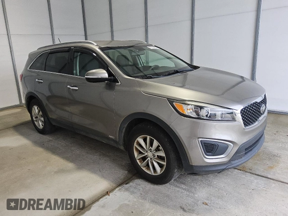 2017 Kia Sorento LX z VIN 5XYPGDA36HG284069, wystawiony jako Copart lot #56899345 z przebiegiem 106 724 mil mil oraz Czysty tytuł • Clean title. Historia ofert i sprzedaży dostępna na DreamBid. Obrazek 4.