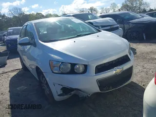 2014 Chevrolet Sonic LT z VIN 1G1JC5SH6E4160128, wystawiony jako IAAI lot #39070082 z przebiegiem 137 284 mil mil oraz . Historia ofert i sprzedaży dostępna na DreamBid. Obrazek 1.