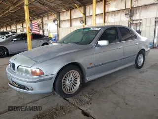 1997 BMW 5 Series 528i z VIN WBADD632XVBW00846, wystawiony jako Copart lot #58628775 z przebiegiem 223 745 mil mil oraz Czysty tytuł • Clean title. Historia ofert i sprzedaży dostępna na DreamBid. Obrazek 1.