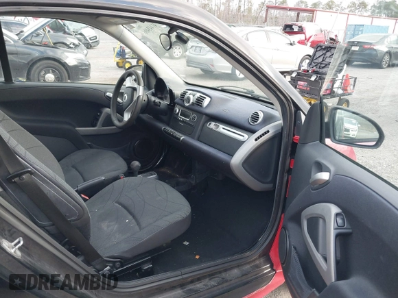 2015 Smart fortwo Passion z VIN WMEEJ3BA0FK815839, wystawiony jako IAAI lot #41443496 z przebiegiem 75 574 mil mil oraz . Historia ofert i sprzedaży dostępna na DreamBid. Obrazek 5.