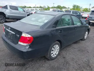 2005 Toyota Camry STD z VIN 4T1BE32K55U632921, wystawiony jako IAAI lot #42341618 z przebiegiem 268 557 mil mil oraz . Historia ofert i sprzedaży dostępna na DreamBid. Obrazek 4.