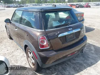2011 MINI Hardtop z VIN WMWSU3C54BT096929, wystawiony jako IAAI lot #42262794 z przebiegiem 122 963 mil mil oraz . Historia ofert i sprzedaży dostępna na DreamBid. Obrazek 3.
